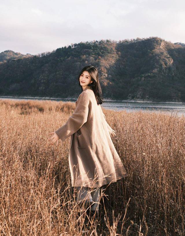 9个拍照姿势，简单易学，荒草地也能拍好看照片