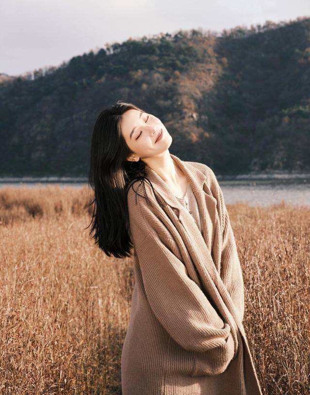 9个拍照姿势，简单易学，荒草地也能拍好看照片