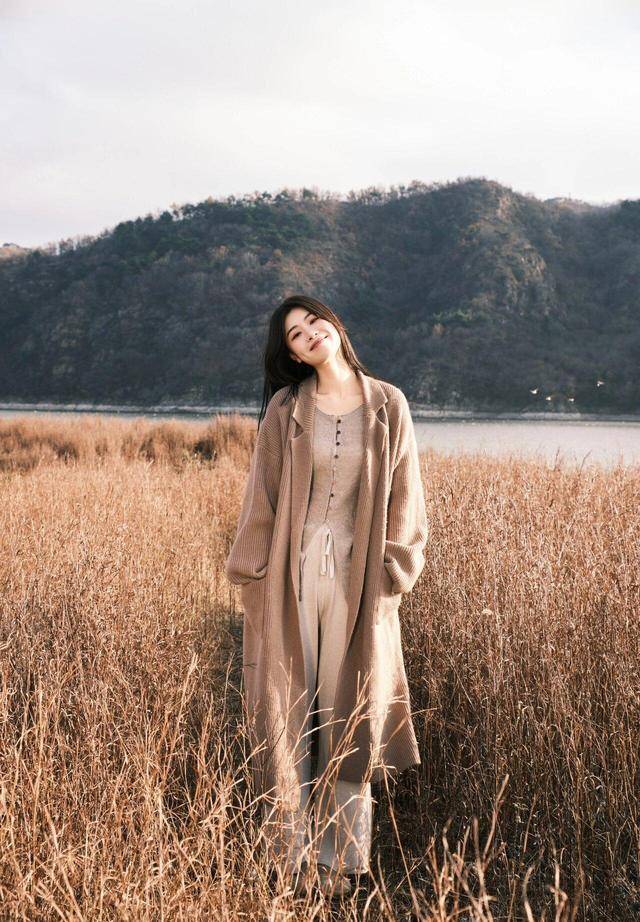 9个拍照姿势，简单易学，荒草地也能拍好看照片