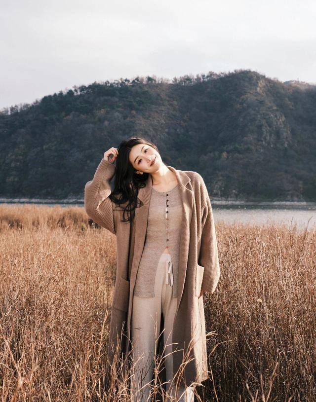 9个拍照姿势，简单易学，荒草地也能拍好看照片