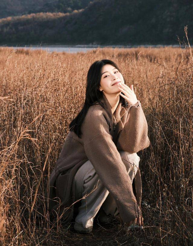 9个拍照姿势，简单易学，荒草地也能拍好看照片