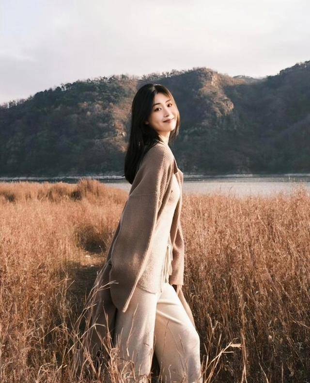 9个拍照姿势，简单易学，荒草地也能拍好看照片