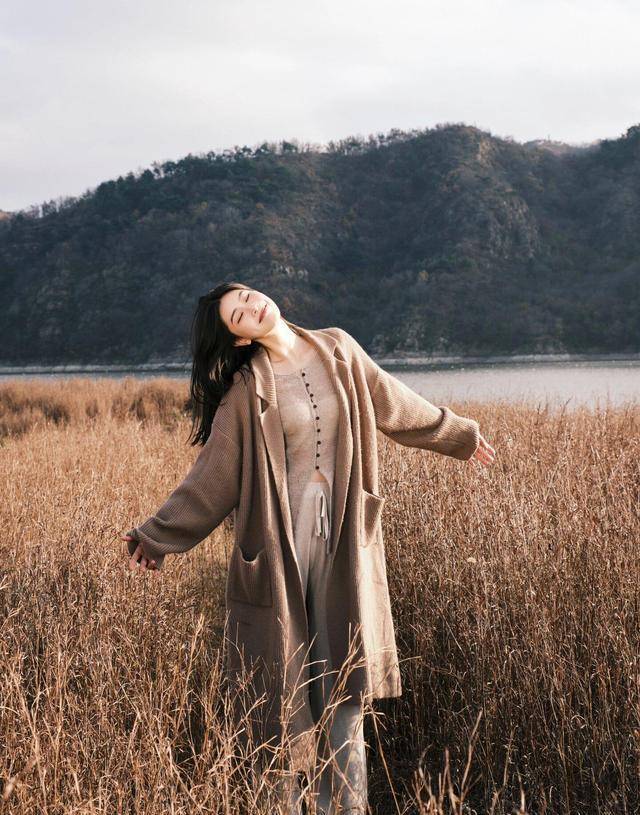 9个拍照姿势，简单易学，荒草地也能拍好看照片