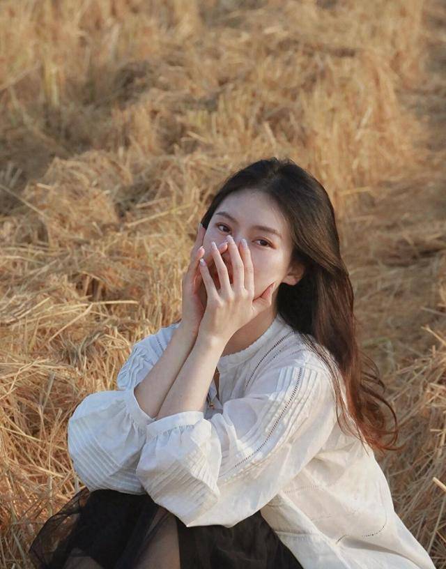 9个拍照姿势，简单易学，荒草地也能拍好看照片