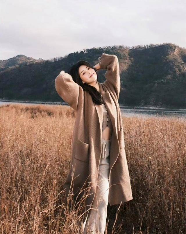 9个拍照姿势，简单易学，荒草地也能拍好看照片