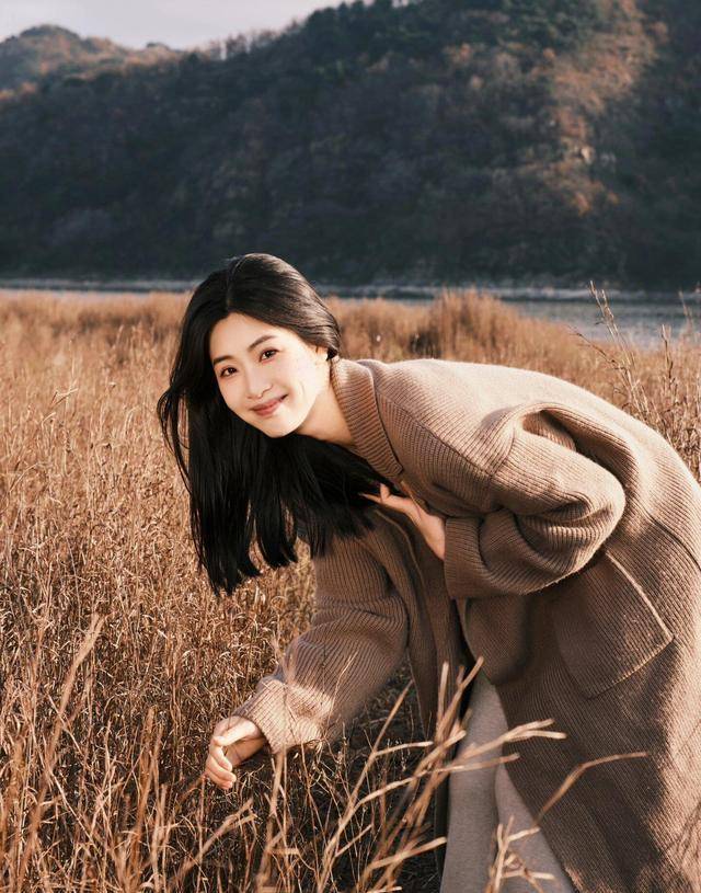 9个拍照姿势，简单易学，荒草地也能拍好看照片