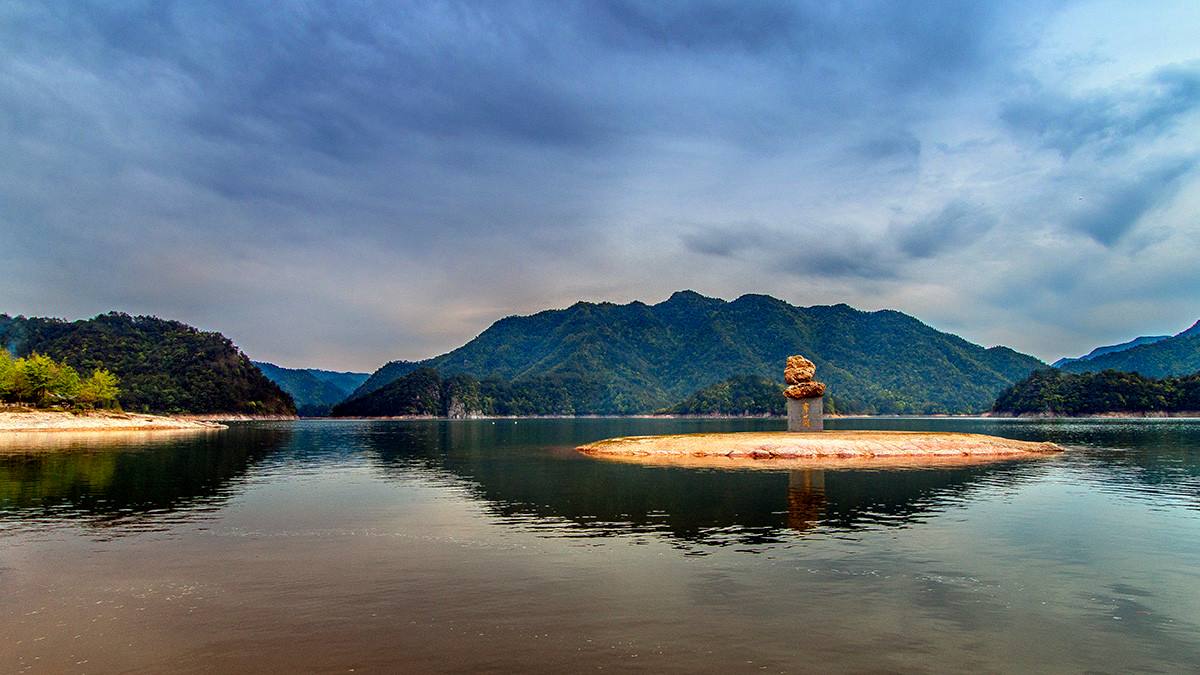 秋天的第一杯奶茶，不如寒山湖的风景更醉人