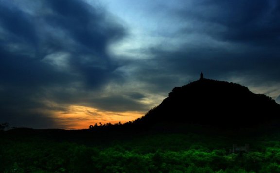 阳春三月游赤城山赏紫荆花