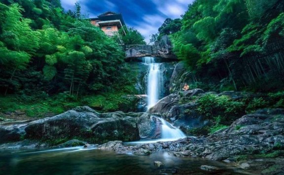 石梁飞瀑令人感受到大自然的壮美与震撼