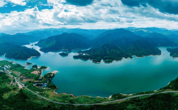 漫步寒山湖畔：感受大自然的魅力与宁静