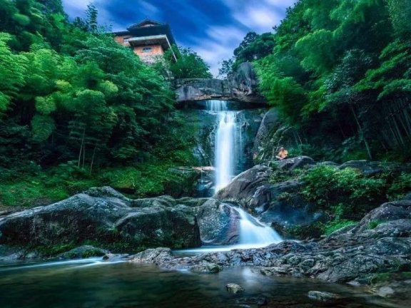 石梁飞瀑令人感受到大自然的壮美与震撼