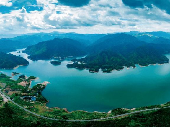 漫步寒山湖畔：感受大自然的魅力与宁静